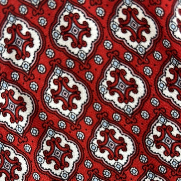 Max Studio Red Mini Dress with V-Neck and Cuffed Sleeves - Picture 3 of 4